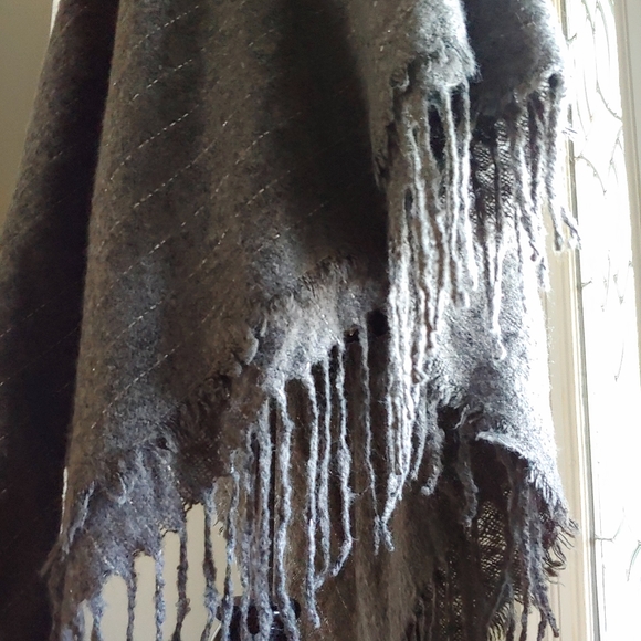 Andrew Marc Grey Fringe Poncho One Size - Picture 5 of 11